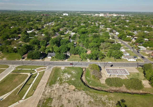 Photo 4 of Sale Pending at 484 S Dewey Ave, Sherman, TX 75090 | MLS# 21234099 | Listing updated on 2026-09-28