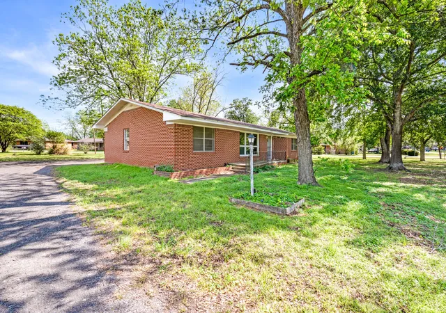 Photo 3 of Single family home for sale at 801 N Winnsboro St, Quitman, TX 75783 | MLS# 21234700 | Listing updated on 2026-09-24