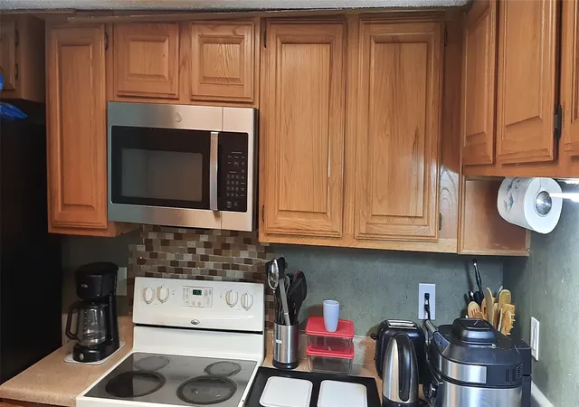 Listing Photo 4 - Condo for sale in building located at 2121 Park Willow Ln, Arlington, TX 76011 - Unit #C
