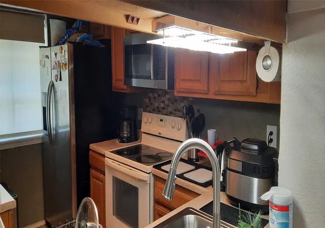 Listing Photo 5 - Condo for sale in building located at 2121 Park Willow Ln, Arlington, TX 76011 - Unit #C
