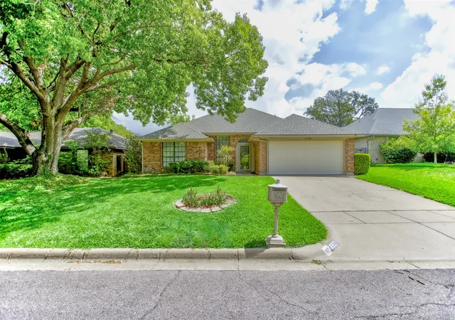 Photo 4 of Sale Pending at 6921 Weatherwood Rd, Fort Worth, TX 76133 | MLS# 21234830 | Listing updated on 2026-09-14