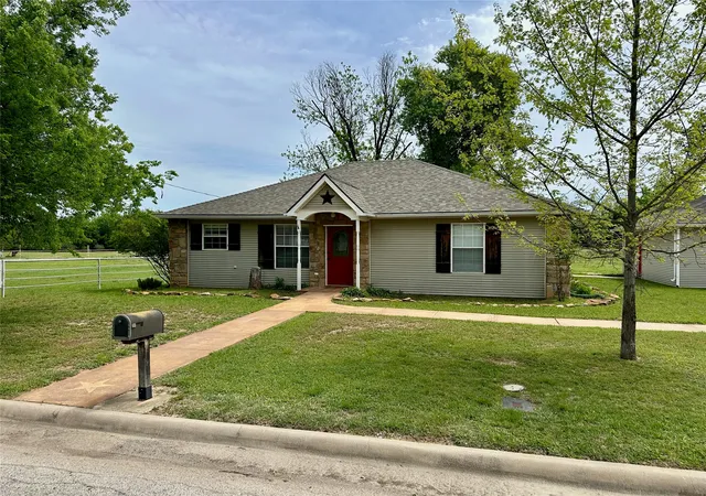 Photo 3 of Single family home for sale at 1308 Willis St, Brownwood, TX 76801 | MLS# 21234841 | Listing updated on 2026-10-03
