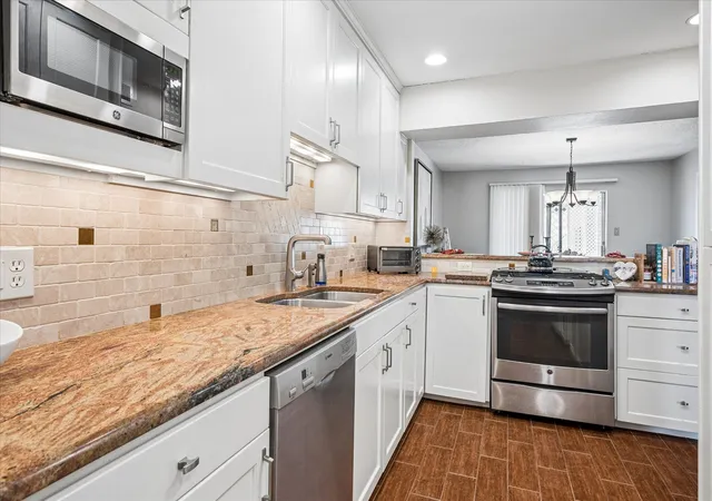 Listing Photo 4 - Condo for sale in building located at 15915 Archwood Ln, Dallas, TX 75248 - Unit #2003