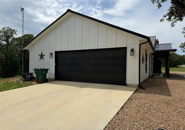 Photo 3 of Sale Pending at 129 Whiskey Ranch Rd, Bridgeport, TX 76426 | MLS# 21234207 | Listing updated on 2026-09-16