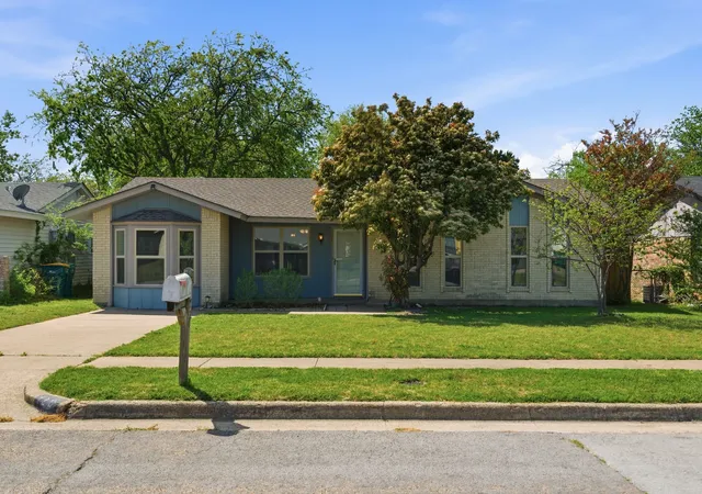 Photo 1 of Sale Pending at 728 Lisa Ln, Cedar Hill, TX 75104 | MLS# 21235465 | Listing updated on 2026-07-31