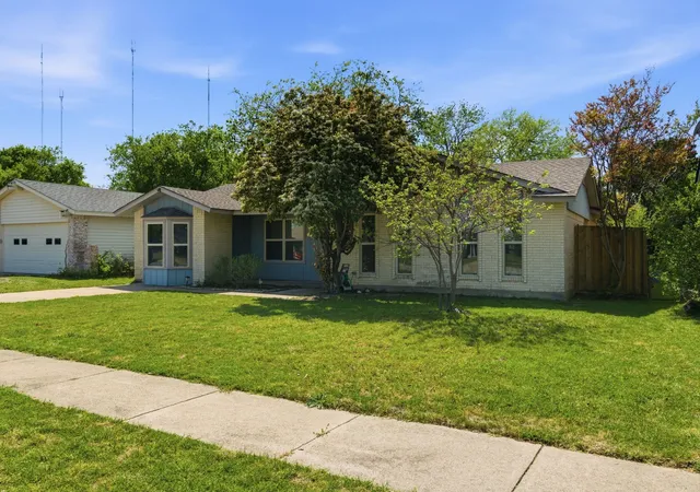 Photo 2 of Sale Pending at 728 Lisa Ln, Cedar Hill, TX 75104 | MLS# 21235465 | Listing updated on 2026-07-31