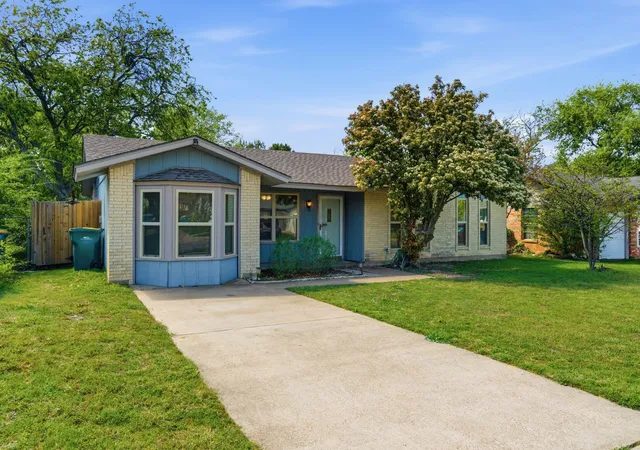 Photo 3 of Sale Pending at 728 Lisa Ln, Cedar Hill, TX 75104 | MLS# 21235465 | Listing updated on 2026-07-31