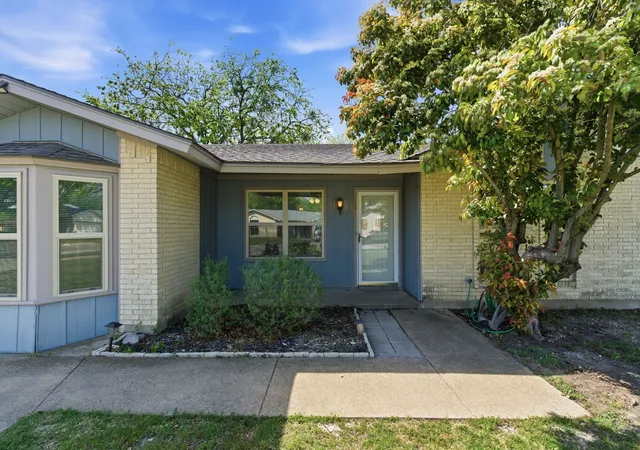 Photo 3 of Sale Pending at 728 Lisa Ln, Cedar Hill, TX 75104 | MLS# 21235465 | Listing updated on 2026-07-31