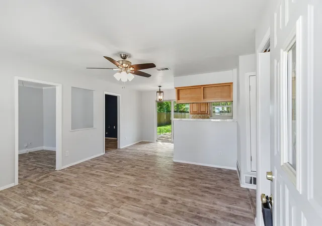 Photo 4 of Sale Pending at 728 Lisa Ln, Cedar Hill, TX 75104 | MLS# 21235465 | Listing updated on 2026-07-31