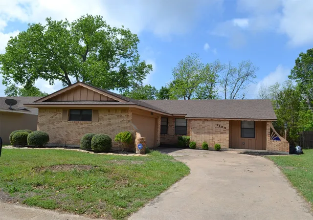 Photo 2 of Single family home for sale at 1124 Pembrook Dr, Waco, TX 76710 | MLS# 21235240 | Listing updated on 2026-09-10