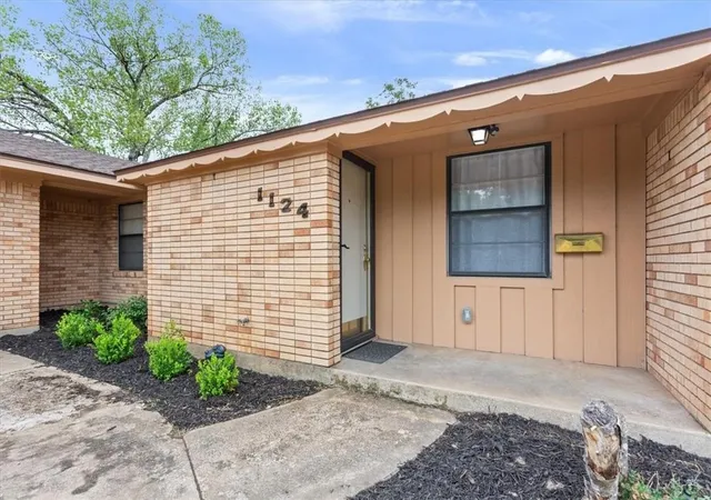 Photo 3 of Single family home for sale at 1124 Pembrook Dr, Waco, TX 76710 | MLS# 21235240 | Listing updated on 2026-09-10