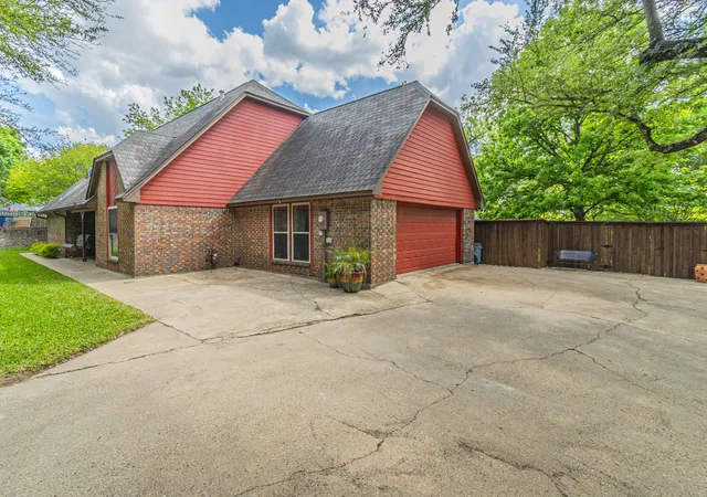 Photo 3 of Sale Pending at 127 Nicklaus Nook, Lancaster, TX 75146 | MLS# 21235632 | Listing updated on 2026-09-08