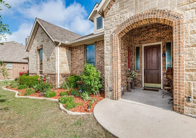 Photo 3 of Single family home for sale at 902 Saint Matthew Cir, Royse City, TX 75189 | MLS# 21234456 | Listing updated on 2026-09-08