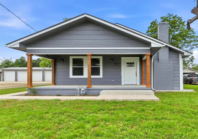 Photo 1 of Single family home for sale at 923 Church St, Sulphur Springs, TX 75482 | MLS# 21236300 | Listing updated on 2026-09-14