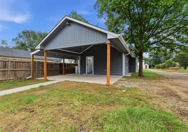 Photo 3 of Single family home for sale at 923 Church St, Sulphur Springs, TX 75482 | MLS# 21236300 | Listing updated on 2026-09-24