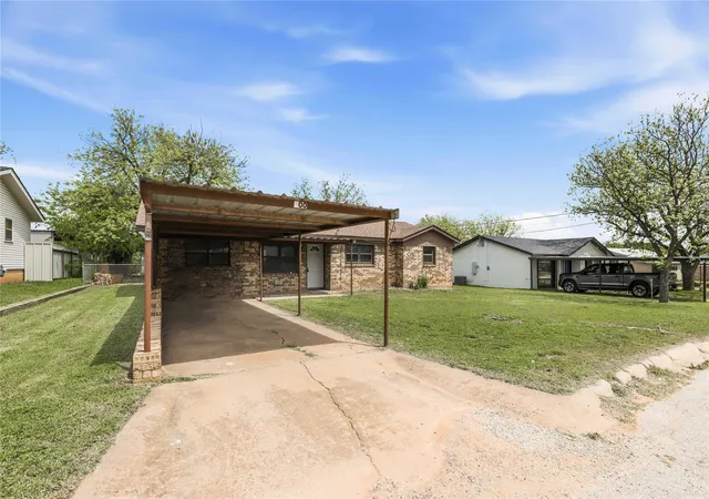 Photo 3 of Single family home for sale at 900 W 2nd St, Coleman, TX 76834 | MLS# 21237042 | Listing updated on 2026-10-02