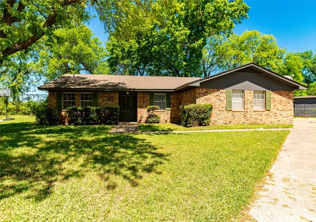 Photo 1 of Sale Pending at 12 Brookhollow Cir, Gainesville, TX 76240 | MLS# 21234080 | Listing updated on 2026-09-21