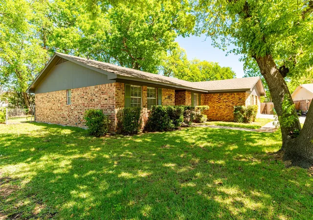 Photo 2 of Sale Pending at 12 Brookhollow Cir, Gainesville, TX 76240 | MLS# 21234080 | Listing updated on 2026-09-21