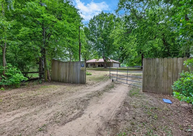 Photo 2 of Sale Pending at 325 Lincoln St, Trinidad, TX 75163 | MLS# 21238322 | Listing updated on 2026-07-30