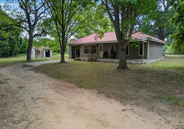 Photo 4 of Sale Pending at 325 Lincoln St, Trinidad, TX 75163 | MLS# 21238322 | Listing updated on 2026-07-30