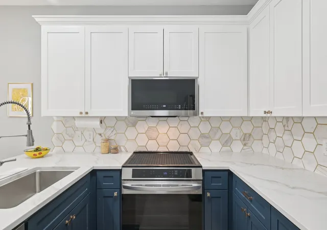 Listing Photo 4 - Condo for sale in building located at 209 Cimarron Trl, Irving, TX 75063 - Unit #6