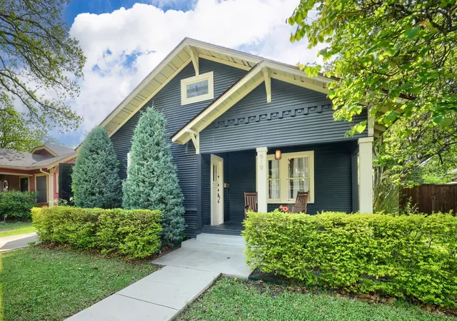 Photo 1 of Single family home for sale at 919 N Clinton Ave, Dallas, TX 75208 | MLS# 21238938 | Listing updated on 2026-07-29