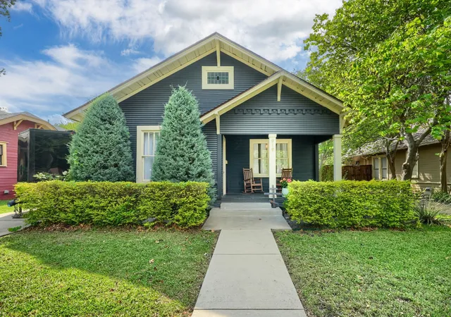 Photo 2 of Single family home for sale at 919 N Clinton Ave, Dallas, TX 75208 | MLS# 21238938 | Listing updated on 2026-07-29