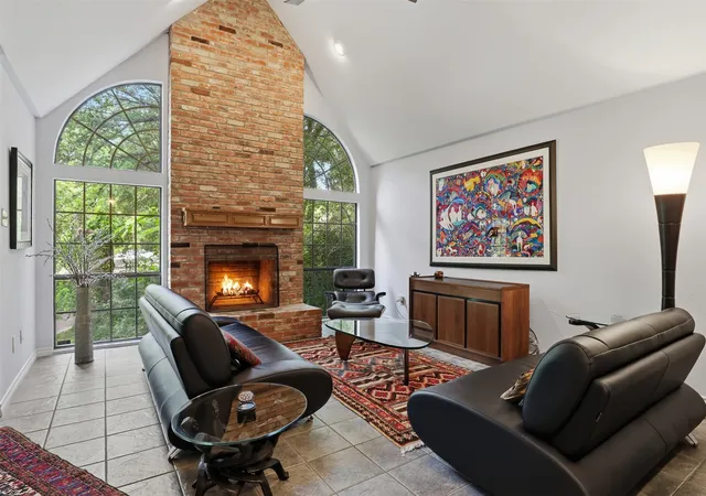 Photo 4 of Single family home for sale at 1945 Bluebird Ave, Fort Worth, TX 76111 | MLS# 21239573 | Listing updated on 2026-09-14