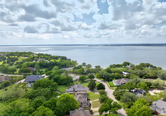 Photo 3 of Single family home for sale at 137 Shepherds Glen Rd, Rockwall, TX 75032 | MLS# 21238317 | Listing updated on 2026-09-11