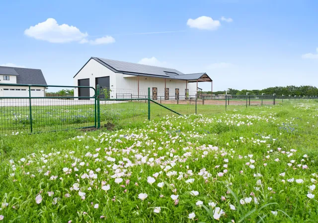 Photo 2 of Single family home for sale at 2014 W Elm Mott Dr, Waco, TX 76705 | MLS# 21211507 | Listing updated on 2026-09-17