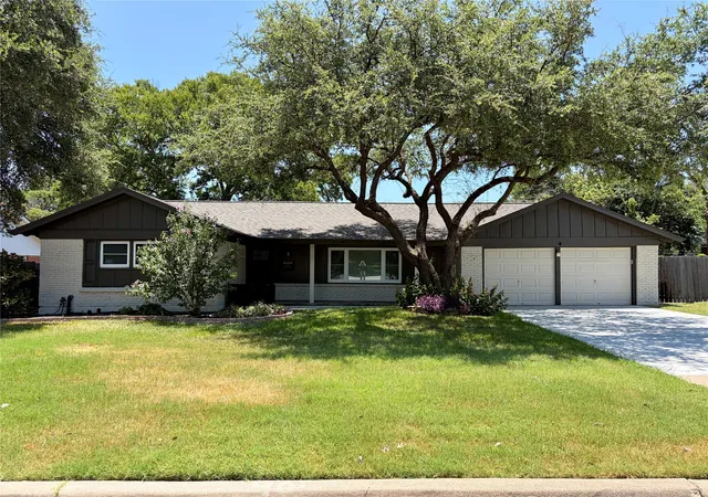 Photo 2 of Sale Pending at 5805 Wedgmont Cir N #N, Fort Worth, TX 76133 | MLS# 21241233 | Listing updated on 2026-08-01