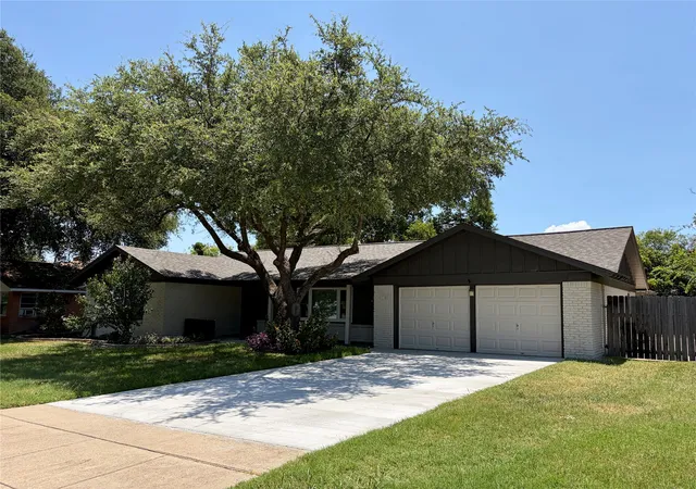Photo 2 of Sale Pending at 5805 Wedgmont Cir N #N, Fort Worth, TX 76133 | MLS# 21241233 | Listing updated on 2026-08-01