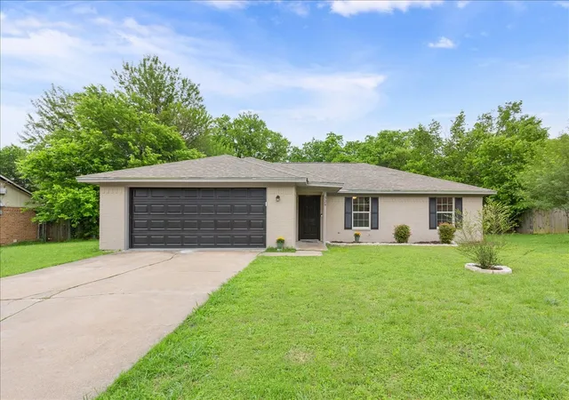 Photo 2 of Sale Pending at 329 Applewood Ln, Hewitt, TX 76643 | MLS# 21241456 | Listing updated on 2026-09-29
