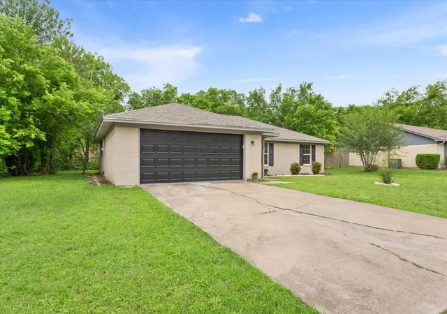 Photo 3 of Sale Pending at 329 Applewood Ln, Hewitt, TX 76643 | MLS# 21241456 | Listing updated on 2026-09-29