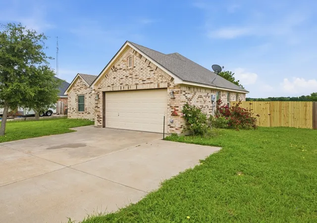 Photo 3 of Single family home for sale at 106 Joyce St, Whitney, TX 76692 | MLS# 21241749 | Listing updated on 2026-08-02