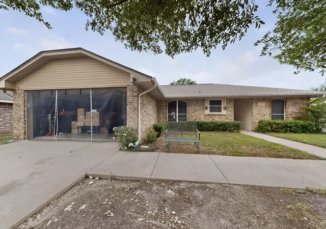 Photo 2 of Single family home for sale at 412 Tara Ln, Red Oak, TX 75154 | MLS# 21239492 | Listing updated on 2026-09-12