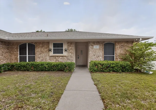 Photo 3 of Single family home for sale at 412 Tara Ln, Red Oak, TX 75154 | MLS# 21239492 | Listing updated on 2026-09-12