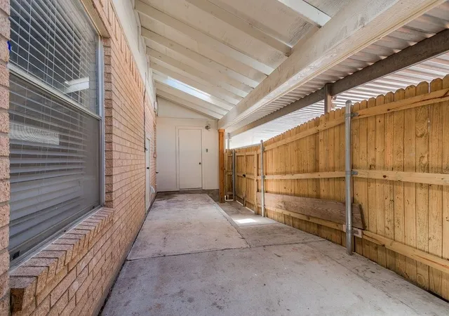 Photo 4 of Townhouse for sale at 520 Pecan Acres Ct, Arlington, TX 76013 | MLS# 21238615 | Listing updated on 2026-09-11