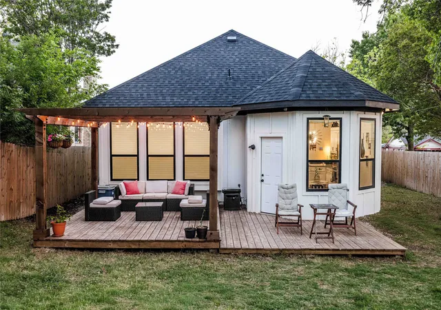 Photo 2 of Sale Pending at 3231 Fairview Ave, Dallas, TX 75223 | MLS# 21242267 | Listing updated on 2026-09-11