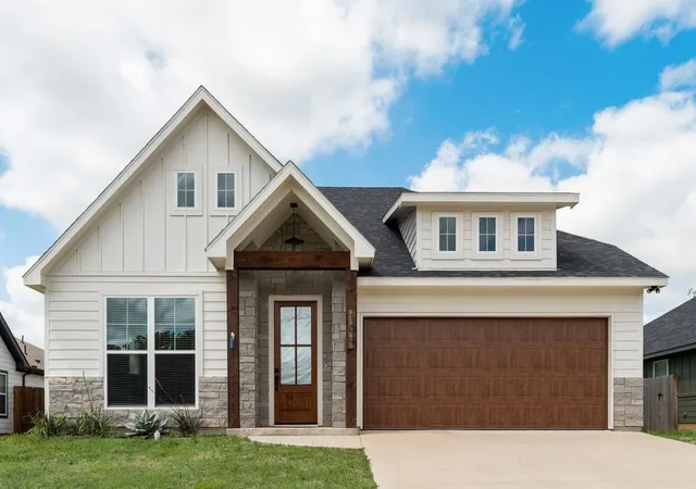 Photo 1 of Single family home for sale at 109 Vaughn Meadows Dr, Tom Bean, TX 75491 | MLS# 21240749 | Listing updated on 2026-10-01