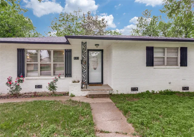 Photo 2 of Single family home for sale at 501 Lindsey St, Bowie, TX 76230 | MLS# 21239961 | Listing updated on 2026-09-09