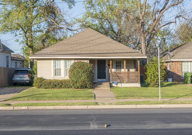 Photo 2 of Single family home for sale at 1910 S 12th St, Waco, TX 76706 | MLS# 21242872 | Listing updated on 2026-07-29