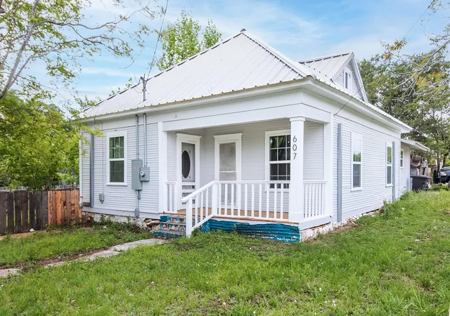 Photo 1 of Single family home for sale at 607 W 6th St, Brady, TX 76825 | MLS# 21235731 | Listing updated on 2026-09-12