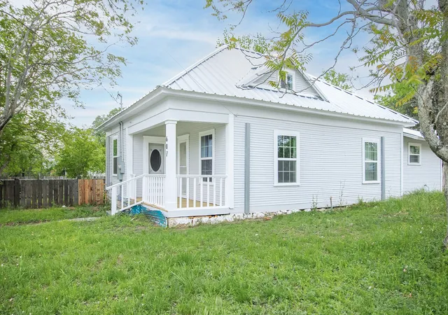 Photo 2 of Single family home for sale at 607 W 6th St, Brady, TX 76825 | MLS# 21235731 | Listing updated on 2026-09-12