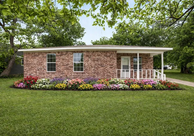 Photo 1 of Single family home for sale at 808 Park St, Commerce, TX 75428 | MLS# 21238594 | Listing updated on 2026-09-08