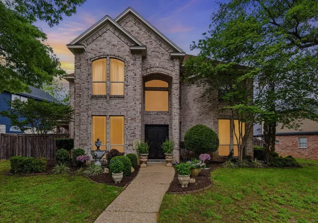 Photo 2 of Single family home for sale at 4717 Morris Heights Dr, Arlington, TX 76016 | MLS# 21241654 | Listing updated on 2026-09-10