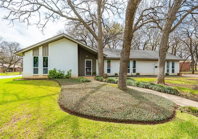Photo 1 of Sale Pending at 1819 W Cedar Elm Dr, Arlington, TX 76012 | MLS# 21202083 | Listing updated on 2026-09-10
