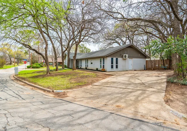 Photo 3 of Sale Pending at 1819 W Cedar Elm Dr, Arlington, TX 76012 | MLS# 21202083 | Listing updated on 2026-09-10
