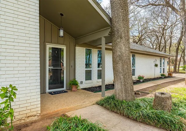 Photo 4 of Sale Pending at 1819 W Cedar Elm Dr, Arlington, TX 76012 | MLS# 21202083 | Listing updated on 2026-09-10