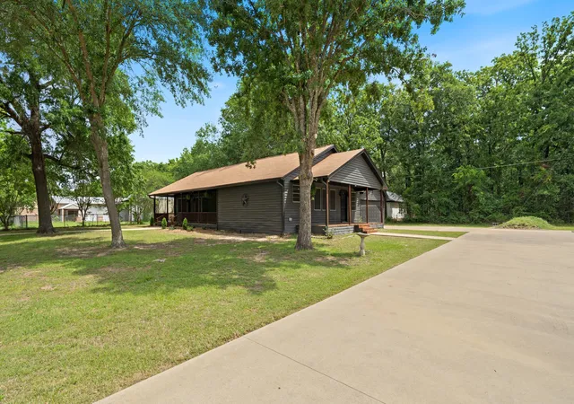 Photo 3 of Sale Pending at 129 King Arthur Rd, Mabank, TX 75156 | MLS# 21178958 | Listing updated on 2026-09-08